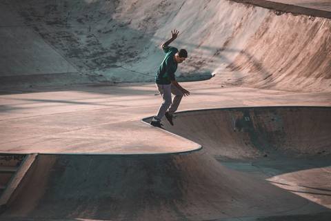 Homem se equilibrando enquando anda de skate em um bowl no Parque Veiga Jardim em Goiânia'