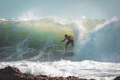 Mick Fanning surfando em um tubo em Snapper Rocks'
