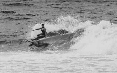 Mulher fazer um cutback durante uma onda no surf'