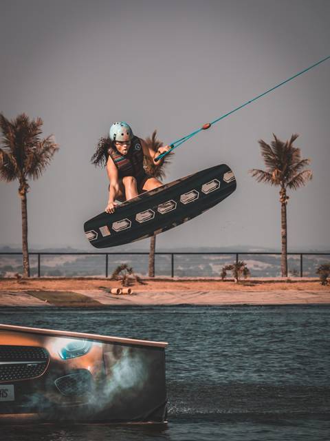 Isadora Raupp fazendo uma manobra de wakeboard no sunset wake cable park'