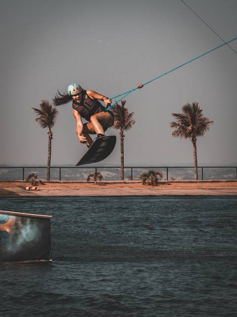 Isadora Raupp fazendo uma manobra de wakeboard no sunset wake cable park'