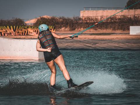 Isadora Raupp fazendo uma manobra de wakeboard no sunset wake cable park'