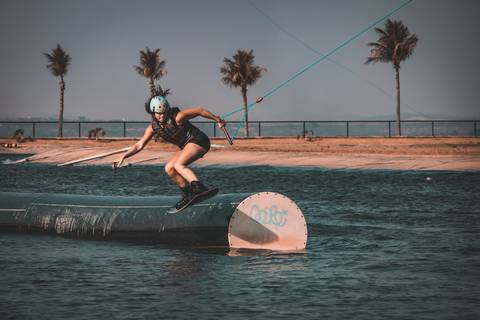 Isadora Raupp fazendo uma manobra de wakeboard no sunset wake cable park'