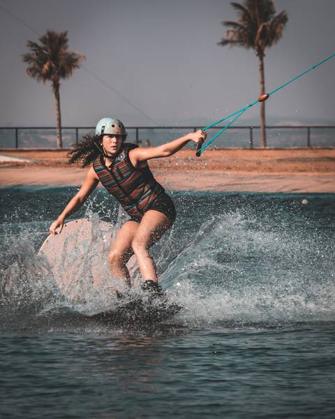 Isadora Raupp fazendo uma manobra de wakeboard no sunset wake cable park'