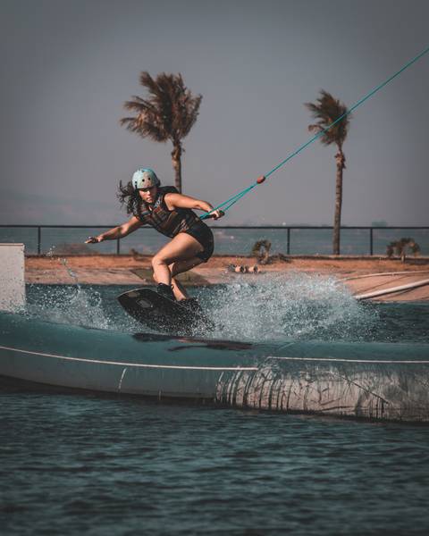 Isadora Raupp fazendo uma manobra de wakeboard no sunset wake cable park'
