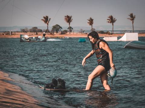 Isadora Raupp dando um minuto nos treinos wakeboard no sunset wake cable park'