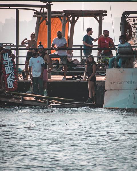 Isadora Raupp prestes a entrar na agua para a pratica de wakeboard no sunset wake cable park'