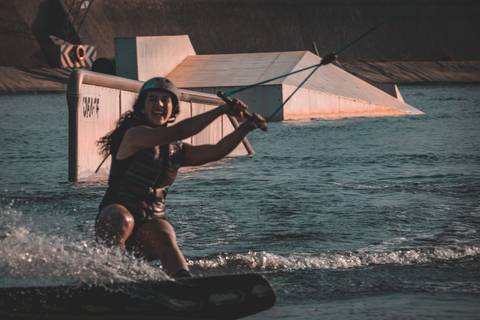 Isadora Raupp fazendo uma manobra de wakeboard no sunset wake cable park'