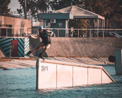 Isadora Raupp fazendo uma manobra de wakeboard no sunset wake cable park'