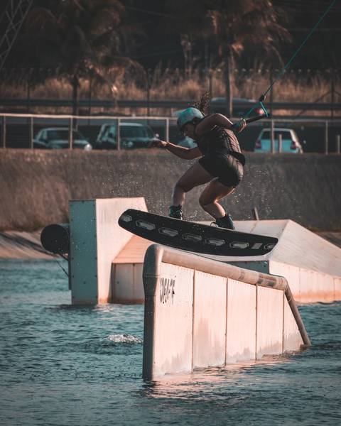 Isadora Raupp fazendo uma manobra de wakeboard no sunset wake cable park'