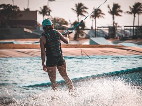 Isadora Raupp fazendo uma manobra de wakeboard no sunset wake cable park'