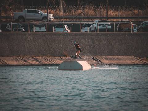 Isadora Raupp fazendo uma manobra de wakeboard no sunset wake cable park'