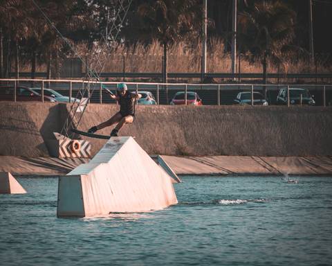 Isadora Raupp fazendo uma manobra de wakeboard no sunset wake cable park'