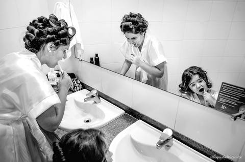 Momento espontâneo de intimidade e leveza no casamento em Itu: noiva e noivinha escovando os dentes lado a lado.'