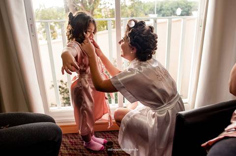 Fotografia espontânea da noiva Gabriela no making of do casamento em Itu, acompanhada pela noivinha encantada que não a deixou em nenhum momento.'