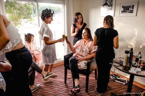 Momento especial entre mãe e filha durante a maquiagem da noiva no casamento em Itu.'
