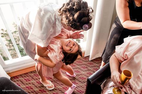 Fotografia espontânea da noiva Gabriela no making of do casamento em Itu, brincando com a noivinha encantada que não a deixou em nenhum momento.'
