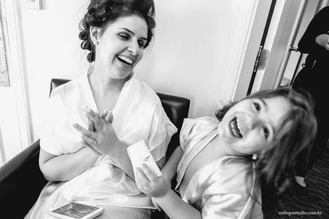 Detalhe espontâneo da noivinha gargalhando com a noiva Gabriela antes da cerimônia em Itu.'