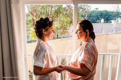 Momento especial entre mãe e filha durante o making of da noiva no casamento em Itu.'