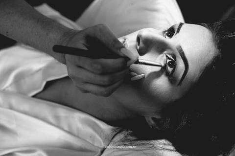 Registro clássico em pb da noiva Gabriela durante a maquiagem no dia do casamento em Itu.'