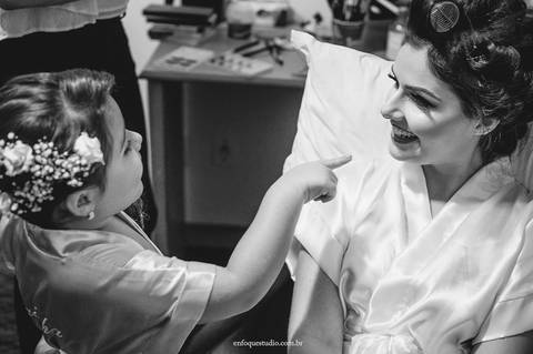 Making of emocionante: noivinha cuidando da noiva Gabriela enquanto ela faz a maquiagem no Hotel Plaza, Itu.'