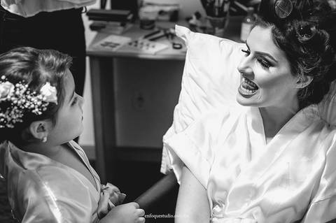 Making of emocionante: noivinha cuidando da noiva Gabriela enquanto ela faz a maquiagem no Hotel Plaza, Itu e a noiva limpando os dentes sujos pelo batom '