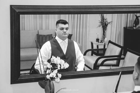 Making of do noivo Guilherme ajustando o colete antes da cerimônia de casamento em Itu.'