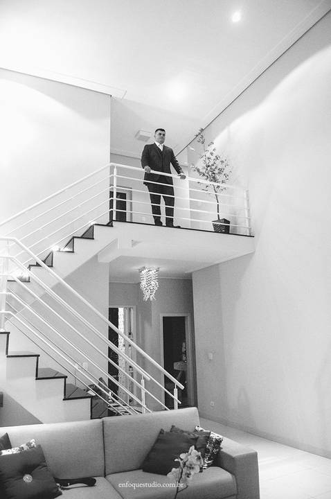 Registro artístico do noivo no topo da escada, valorizando a arquitetura e ambiente do making of em Itu.'
