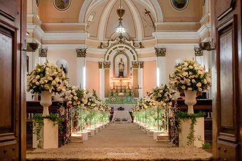Fotografia da igreja vazia em Itu, mostrando os detalhes florais do corredor do casamento.'