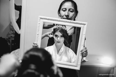 Registro do making of da noiva Gabriela com a coroa sendo ajustada no Hotel Plaza em Itu.'