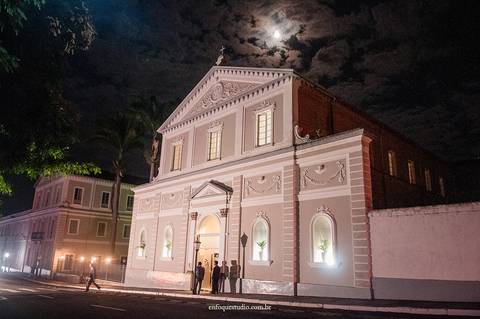 Vista externa da Igreja do Quartel em Itu antes da cerimônia de casamento'