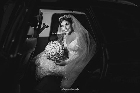 Detalhe emocionante da noiva no carro, segurando o buquê, pronta para entrar na igreja em Itu.'