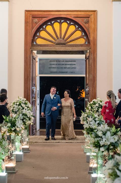Entrada do noivo Guilherme com a mãe na Igreja do Quartel em Itu, início da cerimônia de casamento com emoção.'
