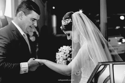 Noiva em detalhe com o pai saindo do carro, se preparando para entrada da cerimônia na Igreja do Quartel, Itu'