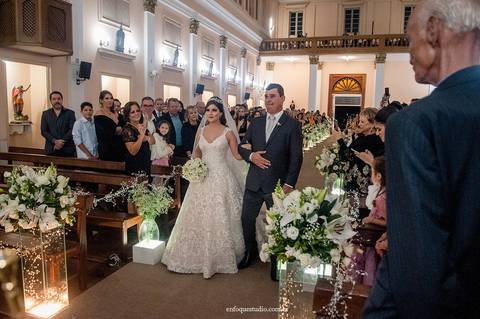 Noiva Gabriela entrando com o pai na Igreja do Quartel, Itu — momento de emoção na cerimônia'