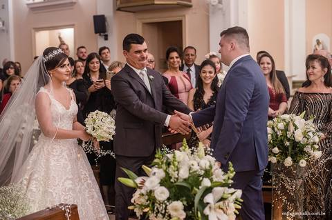 Passagem da noiva de pai para noivo na Igreja do Quartel, Itu — olhar emocionado rumo a cerimônia no altar da Igreja do Quartel em Itu.'