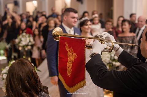 Casamento em Itu: músicos posicionados na entrada da igreja, criando clima especial para a cerimônia.'