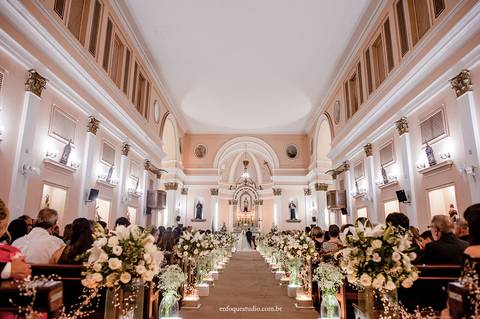 Noiva Gabriela e noivo Guilherme no altar da Igreja do Quartel, em Itu,  foto de fundo com todos os detalhes durante a cerimônia de casamento.'