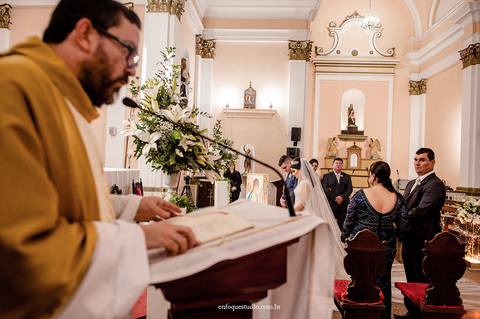 Detalhe do celebrante e dos noivos no altar da Igreja do Quartel, casamento em Itu'
