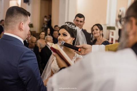 Casamento em Itu: Gabriela e Guilherme diante do altar da Igreja do Quartel, momento de emoção.'