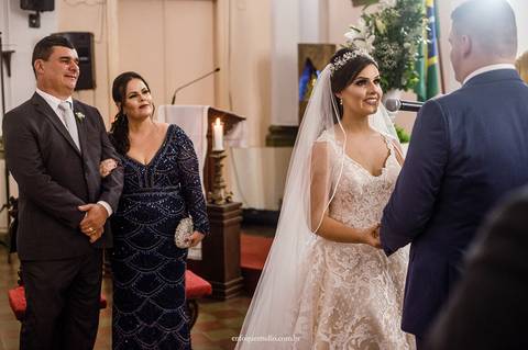 Fotografia espontânea dos pais da noiva observando com emoção os noivos no altar da Igreja do Quartel em Itu.'