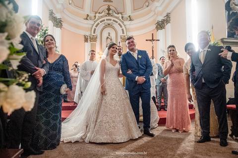 Noivos Gabriela e Guilherme sorrindo ao ver a entrada dos noivinhos com as alianças na Igreja do Quartel em Itu.'
