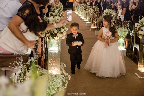 Fotografia espontânea dos noivinhos levando as alianças durante o casamento na Igreja do Quartel, Itu.'