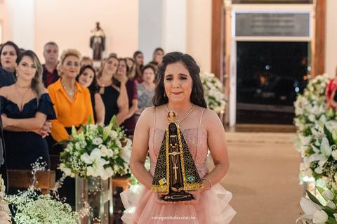 Entrada emocionante da imagem de Nossa Senhora, conduzida por uma daminha no casamento em Itu.'