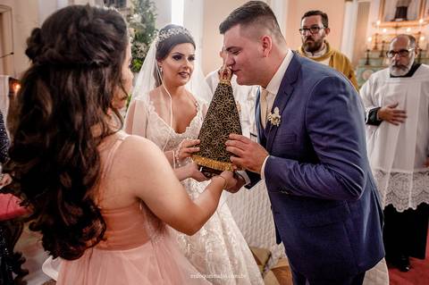 Momento de fé: noivo Guilherme beija a imagem de Nossa Senhora no altar durante o casamento em Itu'