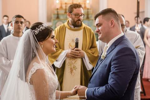 Momento de conexão: olhar apaixonado entre os noivos no altar da Igreja do Quartel em Itu.'