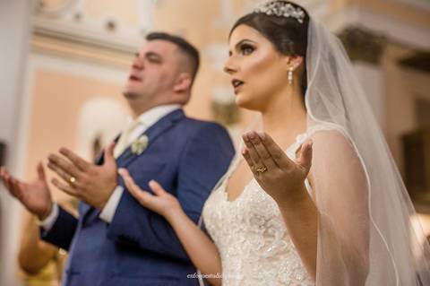 Noivos pedem a proteção de Deus em oração no altar da Igreja do Quartel, em Itu, durante a cerimônia de casamento'