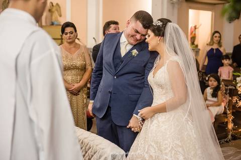 Noivos se olham com emoção no altar da Igreja do Quartel, em Itu, durante a cerimônia de casamento'