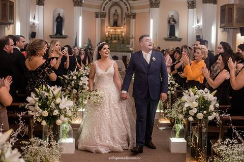 Casamento em Itu: noivos deixam o altar da Igreja do Quartel sorrindo e celebrando a nova vida juntos.'