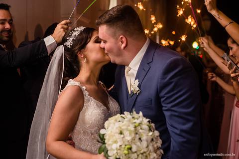 Saída triunfal dos noivos em Itu: convidados celebram com varetas de fogo na porta da Igreja do Quartel.'